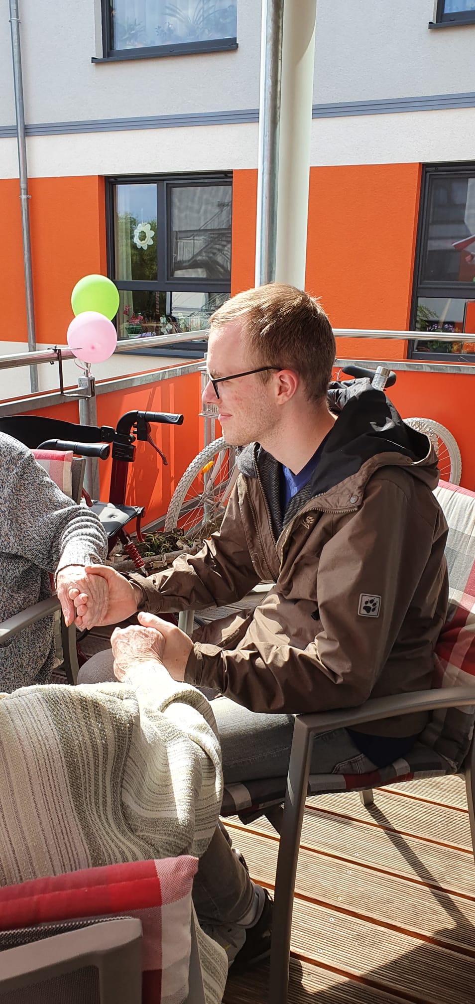 Angehenden Sozialbetreuer gestalten Maifeier im DRK