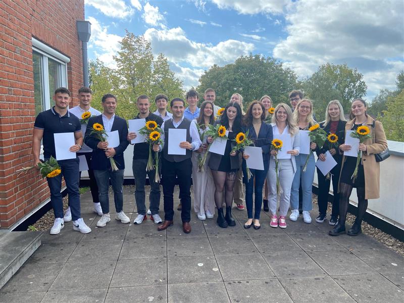 Gruppenbild mit den Absolventen der Klasse PT 21