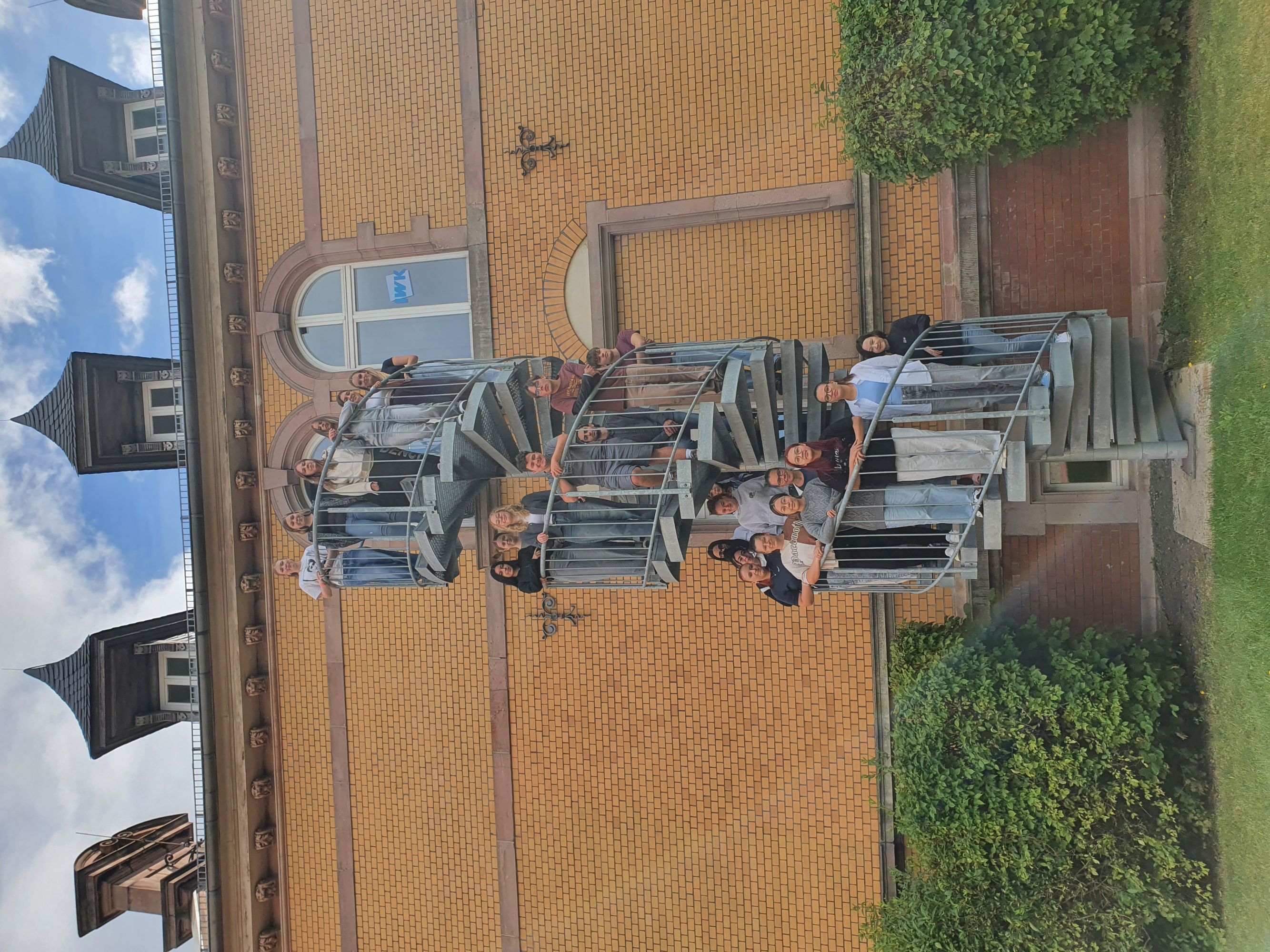 Die Schüler der Klasse GP 25 Nordhausen, stehen außen am Gebäude auf einer Wendeltreppe aus Metall