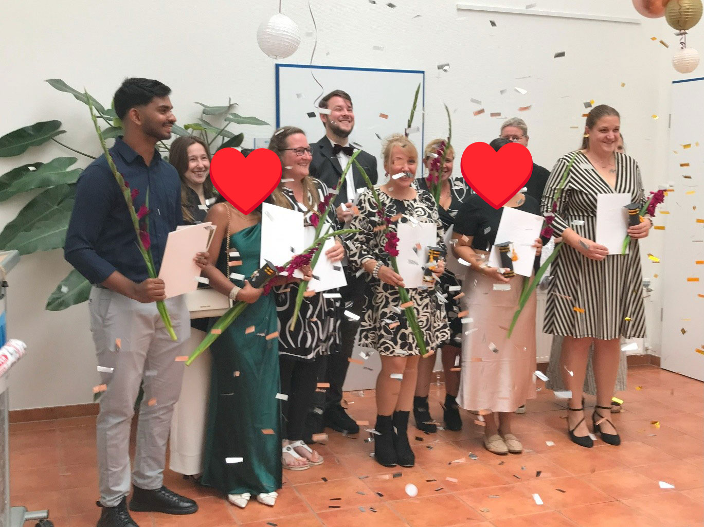 Gruppenbild der Absolventinnen und Absolventen zum bestandenen Abschluss zur Pflegefachfrau / zum Pflegefachmann!