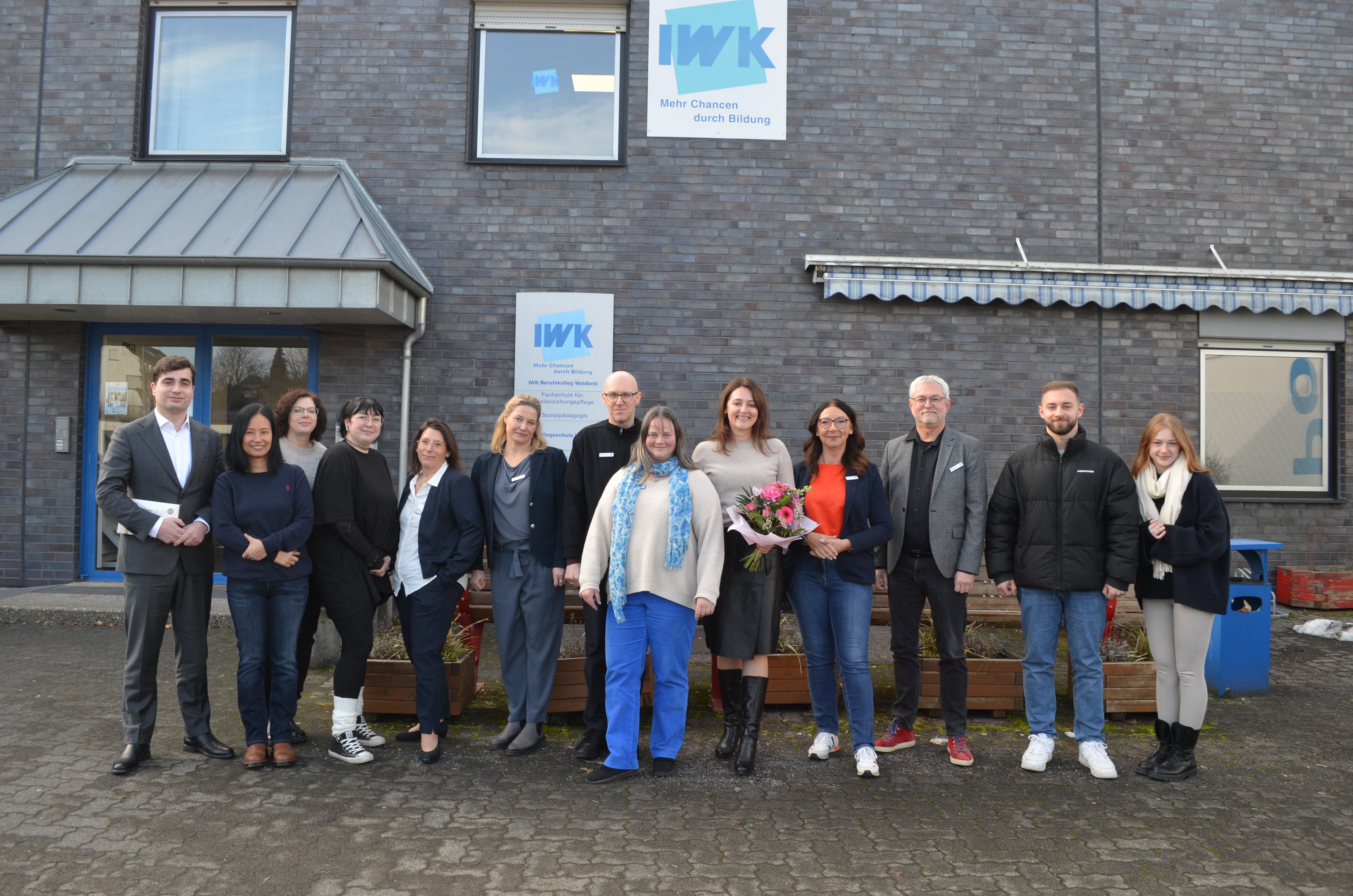 Bürgermeisterin Frau Weber und Herr Discher von der Wirtschaftsförderung im Austausch mit Auszubildenden und Pädagogen*innen des IWK Waldbröl – ein Besuch geprägt von Wertschätzung, Dialog und Interesse an der Ausbildungsarbeit vor Ort